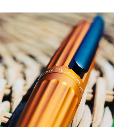 Plunksnakotis DIPLOMAT Aero orange, su juodos spalvos detalėmis